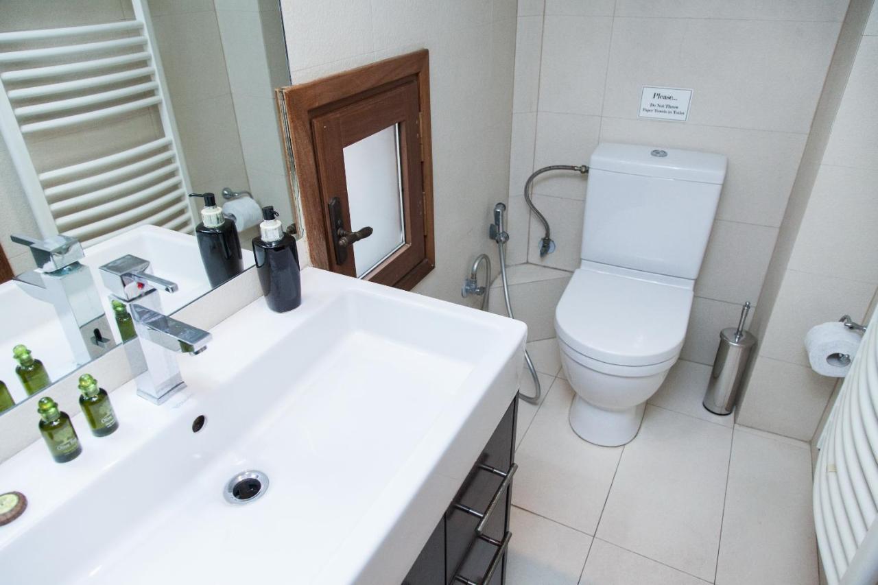 Unique Apt W/ Veranda Walking Distance To Sites Appartamento Atene Esterno foto