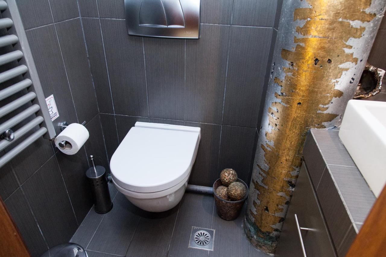 Unique Apt W/ Veranda Walking Distance To Sites Appartamento Atene Esterno foto